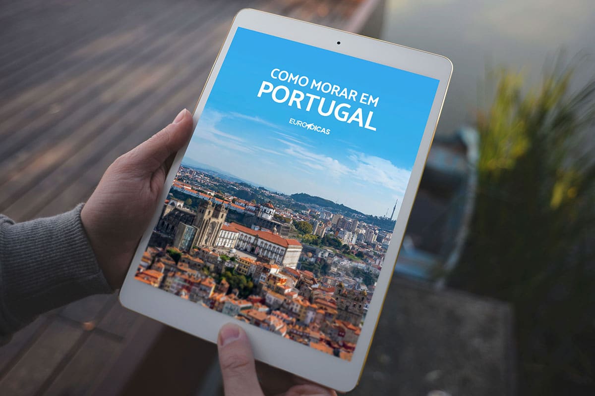 Pessoa acessando o Ebook Como Morar em Portugal 2024 no tablet
