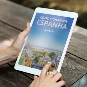 Mulher vendo o Ebook Como morar na Espanha 2024